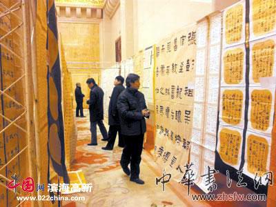 评委在为作品投票 