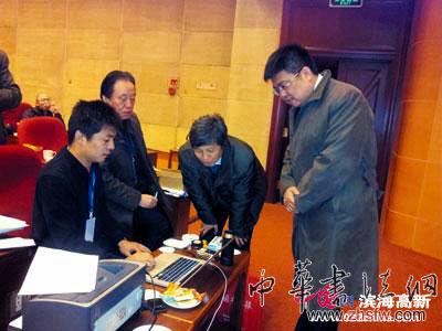 工作人员正在用电脑统计评审结果 