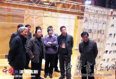 评委对入选作品进行复议