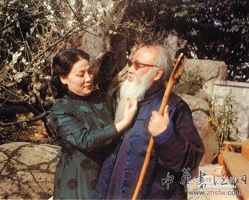 徐雯波为张大千理须。图片来源：台湾《旺报》