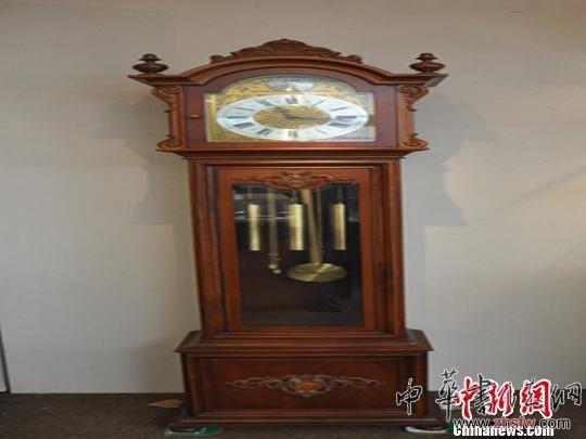 图为展出的价值数百万元“黄花梨竹节苞芽落地钟”，选用德国肯宁家抛光镀金，12颗红宝石轴承高精度走时的九音管机芯。 孙雪兴 摄