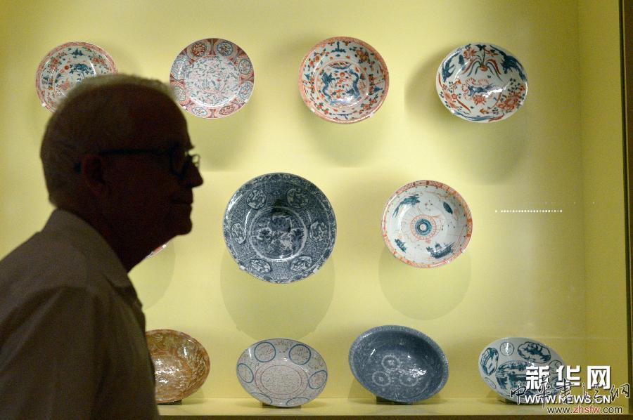 （国际）（1）“瓷风雅艺”陶瓷展在新加坡举行