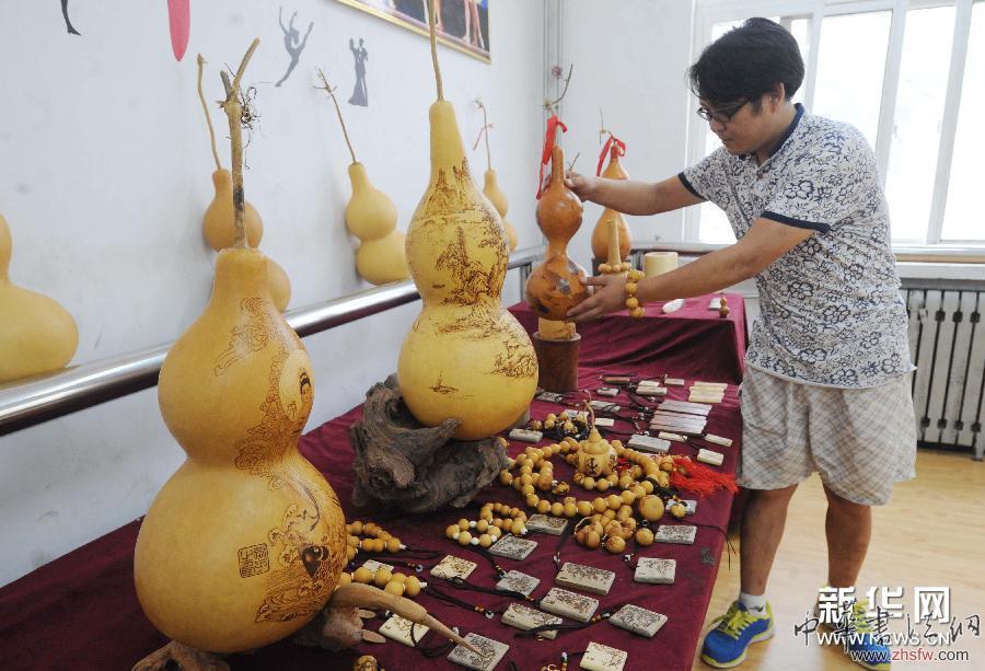 （晚报）（3）葫芦上烙出美丽图画