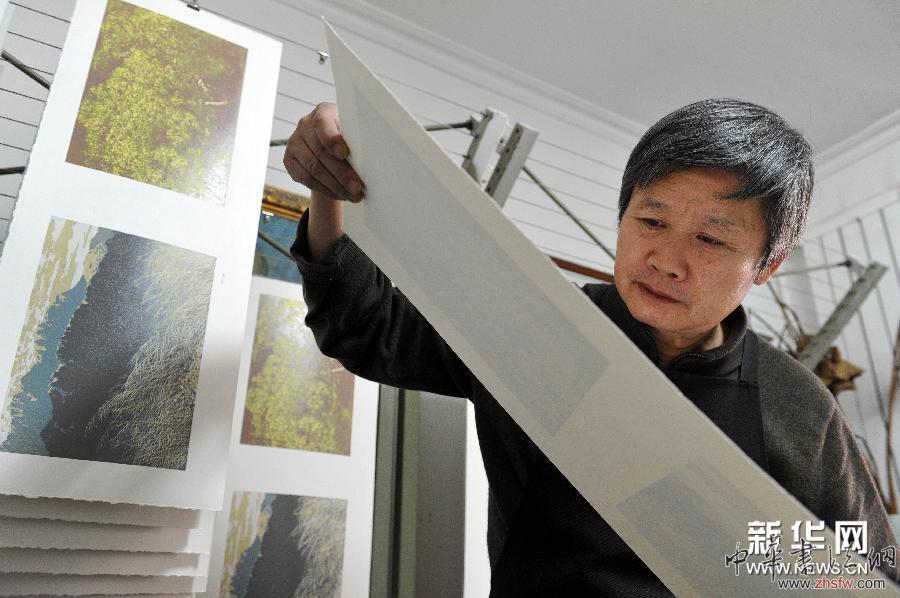 （图片故事）（1）何立宏：让木刻版画走进更多的普通市民家