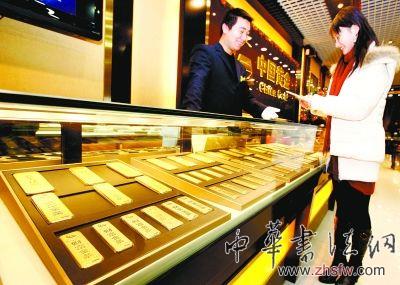 市民抄底10克、20克小规格金条。新华社发