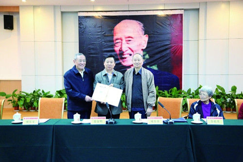 山大举行臧克家遗物捐赠仪式