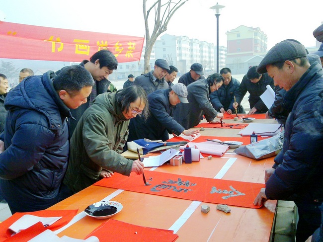 山东枣庄书画家向村民现场赠送新春联