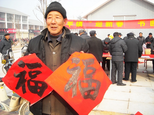 山东枣庄书画家向村民现场赠送新春联