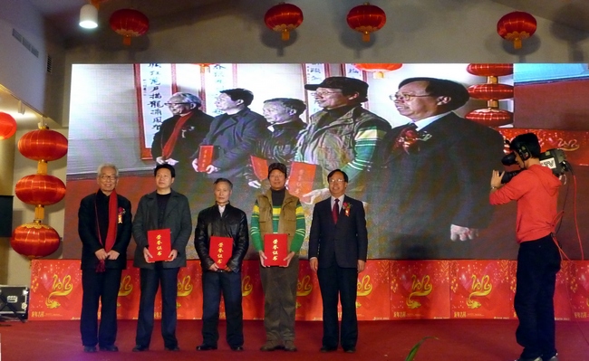 孟繁锦（左）王平（右）为3名一等奖作者颁奖 