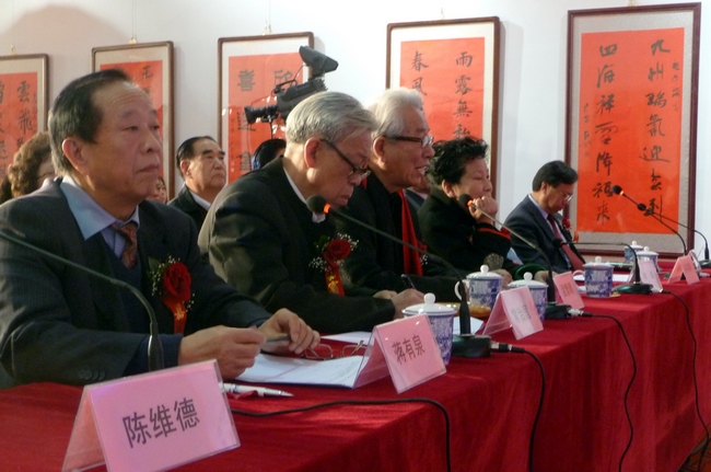 孟繁锦（左三）在点评获奖春联 一超摄