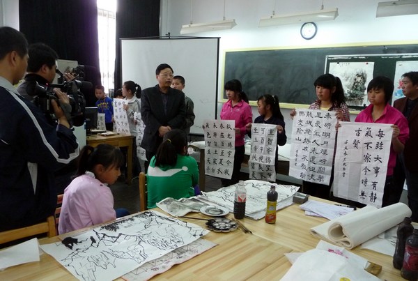 北京书协理事庄培森为孩子们点评书法作品 一超摄