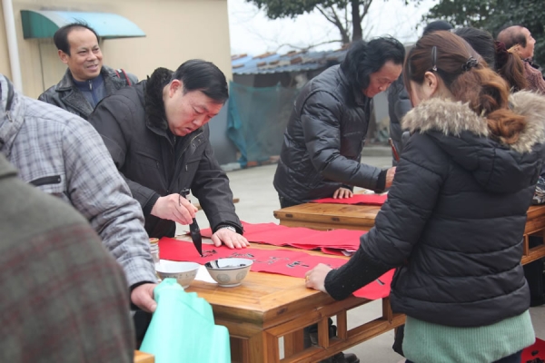 江苏的春联好热闹——省直书协分三路为农民写春联