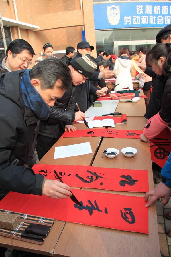江苏的春联好热闹——省直书协分三路为农民写春联