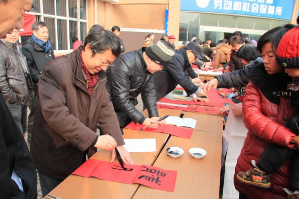 江苏的春联好热闹——省直书协分三路为农民写春联