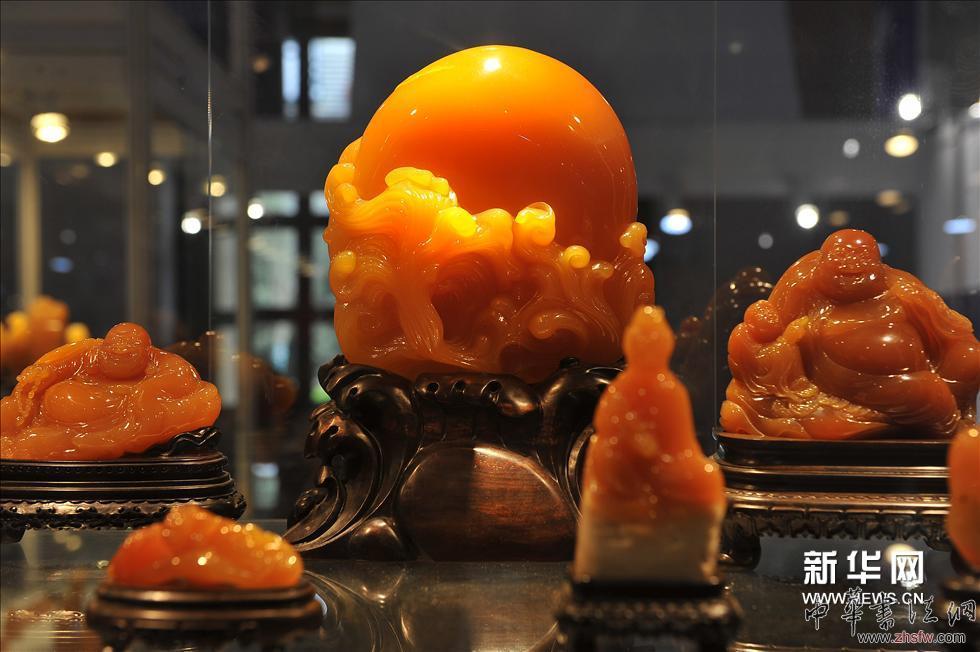     （6）这是在2014北京春季珠宝展一家参展商展台上拍摄的“金田黄雕刻作品”（3月28日摄）。新华网图片 鲁鹏 摄
