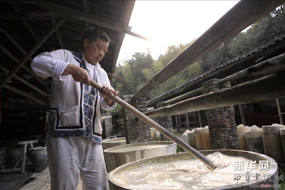    （3）3月27日，工匠在景德镇古窑民俗博览区古陶瓷制作坯房里掏泥。新华网图片 傅建斌 摄