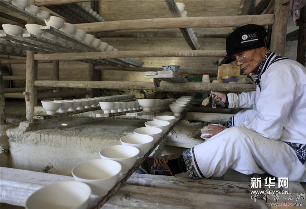     （5）3月27日，工匠在景德镇古窑民俗博览区古陶瓷制作坯房里剐坯。新华网图片 傅建斌 摄