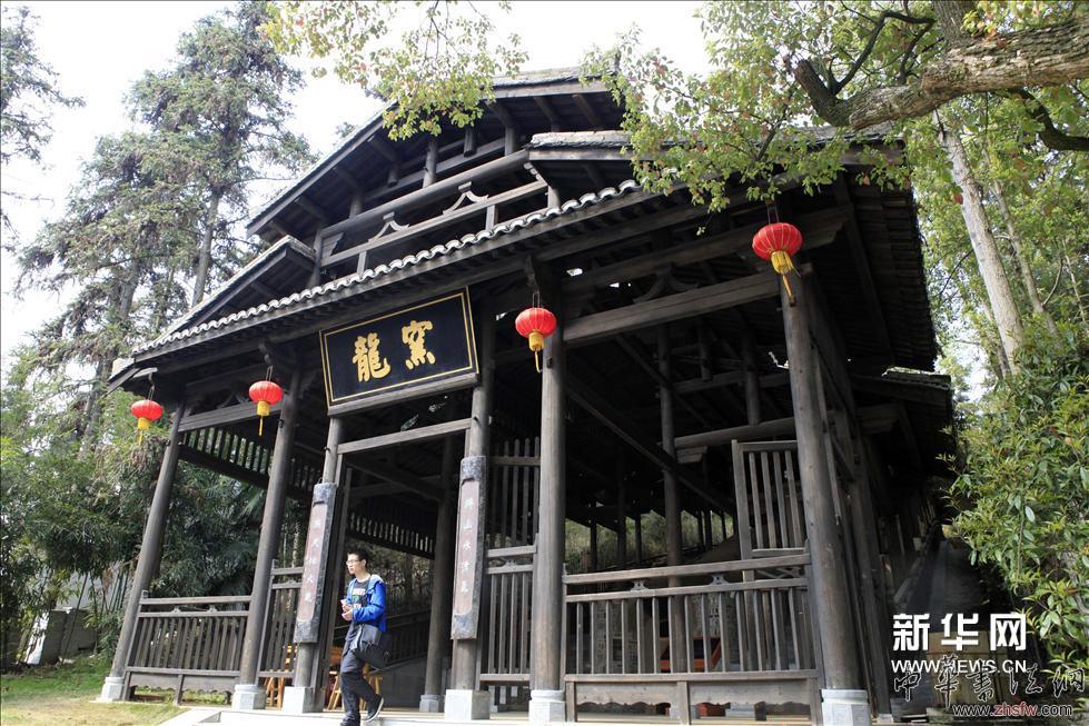     （8）3月27日，游客在景德镇古窑民俗展览区龙窑参观。新华网图片 傅建斌 摄