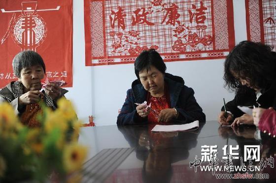 （社会）（2）李环秀和她的剪纸讲堂
