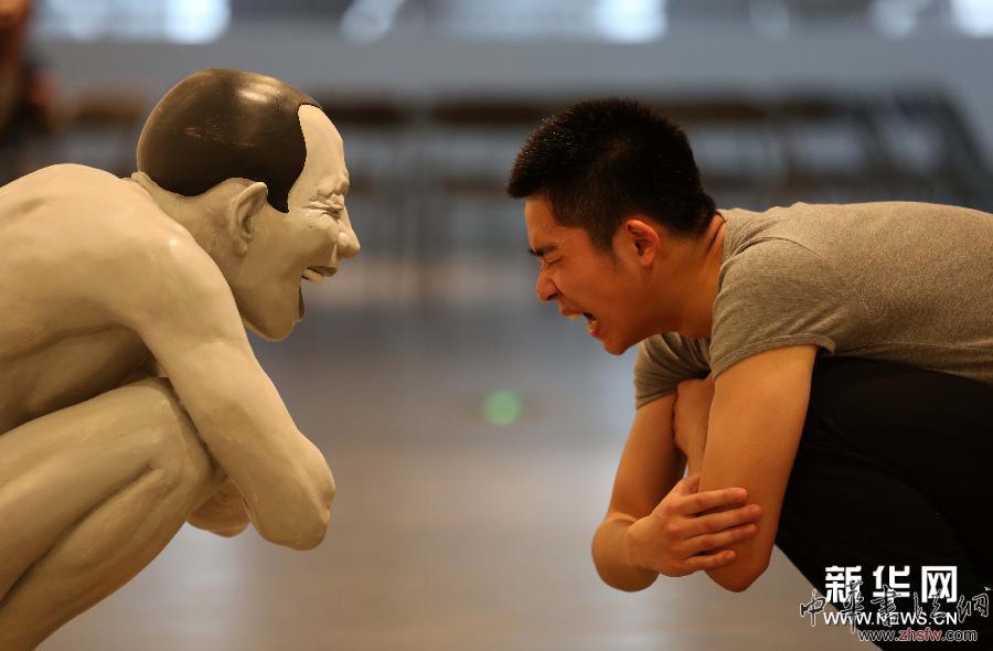 #（文化）（2）中国当代画家岳敏君“大脸画”亮相南京