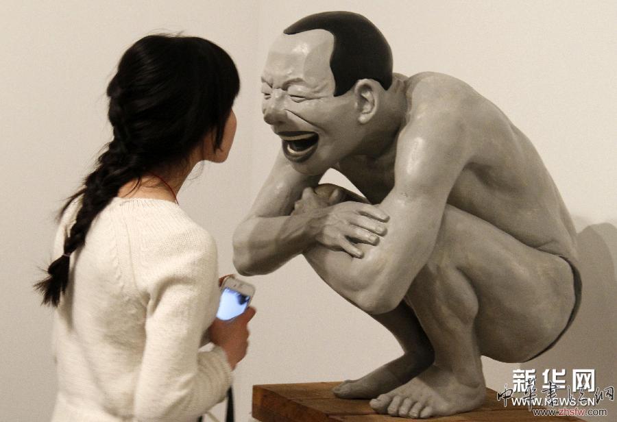 #（晚报）（1）中国当代画家岳敏君“大脸画”亮相南京
