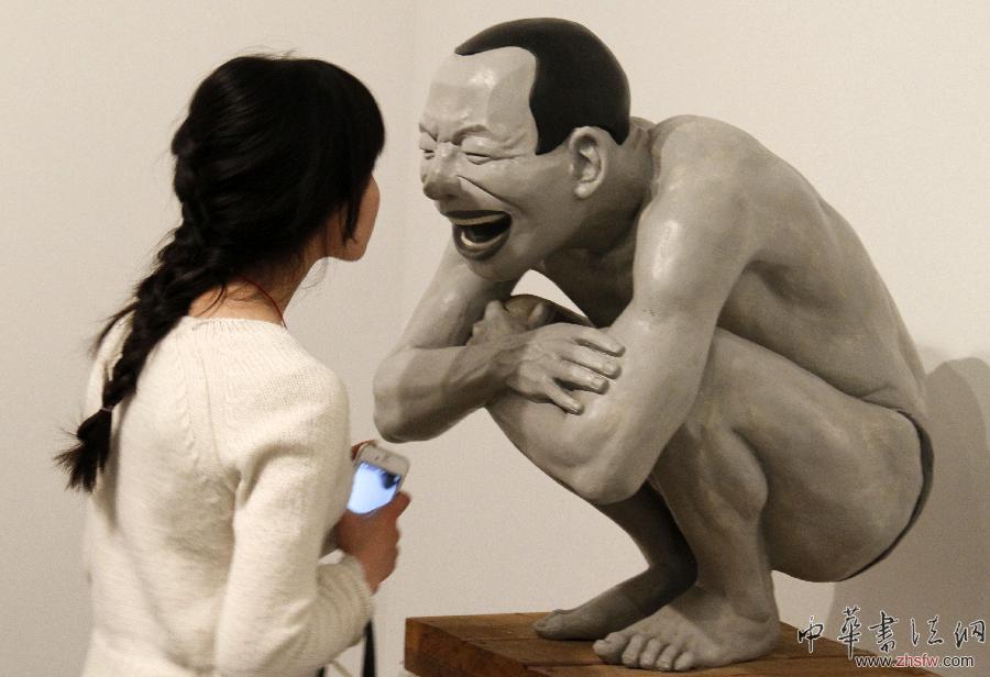 4月8日，观众在南京艺术学院美术馆欣赏岳敏君的大脸画雕塑作品。（董金林 摄） 