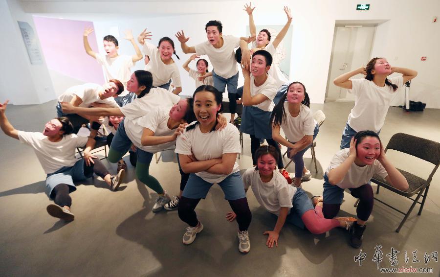 4月8日，南京艺术学院环境编舞专业的师生们在“大脸画——岳敏君新作展”上为观众表演“身体的笑容——红脸人的故事”现代舞。