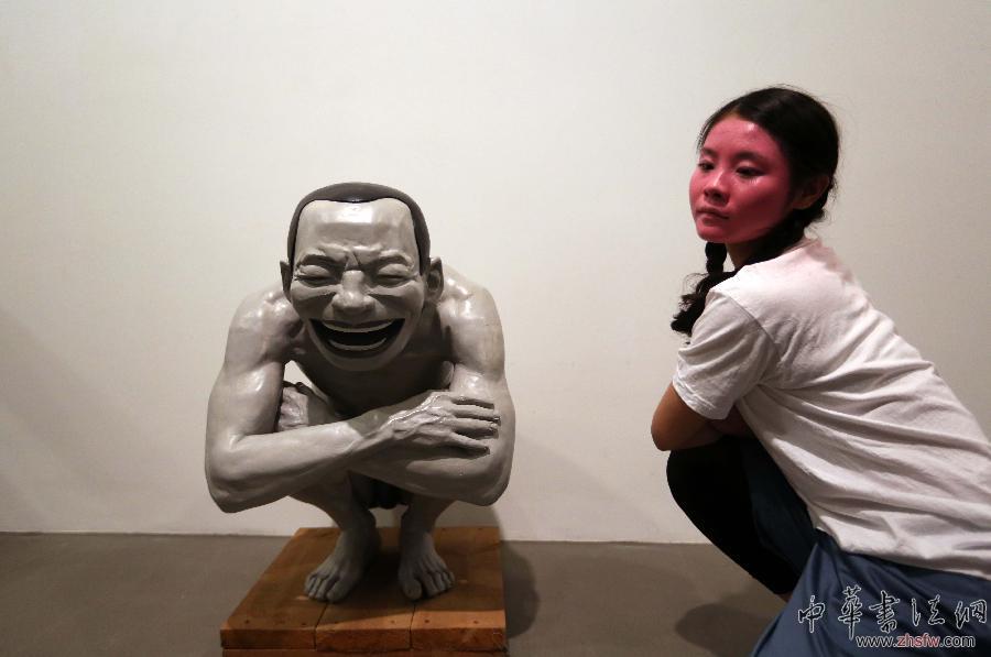  4月8日，南京艺术学院环境编舞专业的学生在“大脸画——岳敏君新作展”上为观众表演“身体的笑容——红脸人的故事”现代舞。