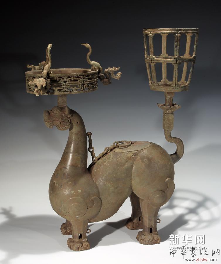 这是湖北随州文峰塔东周墓地出土的铜灯（资料照片）。