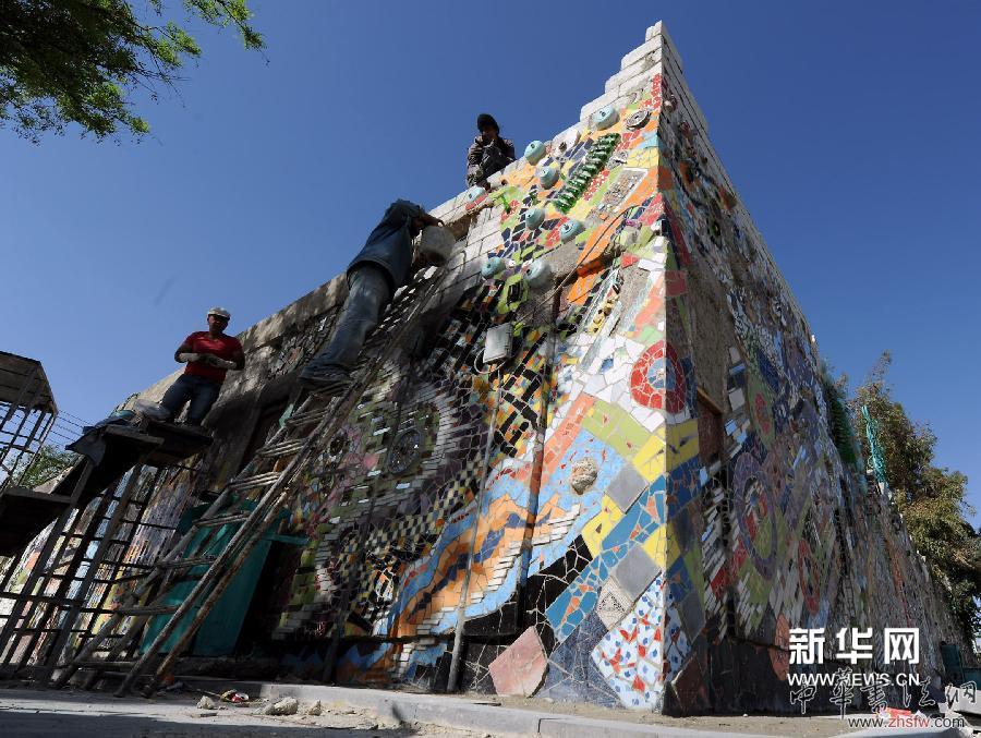 4月8日，在叙利亚首都大马士革马扎区，三名艺术工作者对环保壁画进行细部修整。