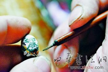 山东乡土艺人在莲子上画108个水浒人物