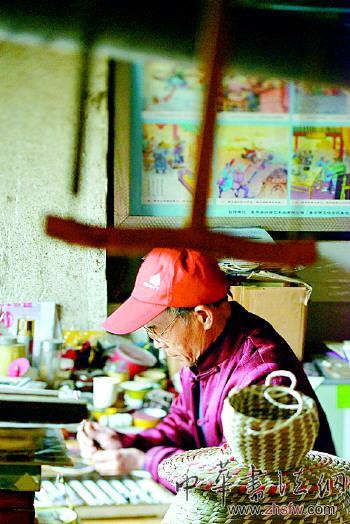 山东乡土艺人在莲子上画108个水浒人物