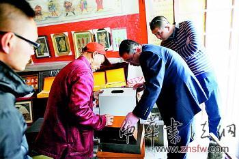 山东乡土艺人在莲子上画108个水浒人物
