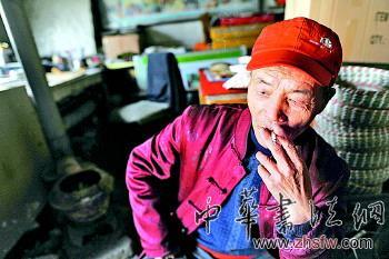 山东乡土艺人在莲子上画108个水浒人物