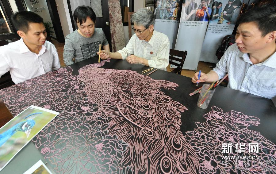 4月13日，蔡水况（右二）为蔡氏漆线雕技艺传习所的学生指导创作一幅漆线雕作品。