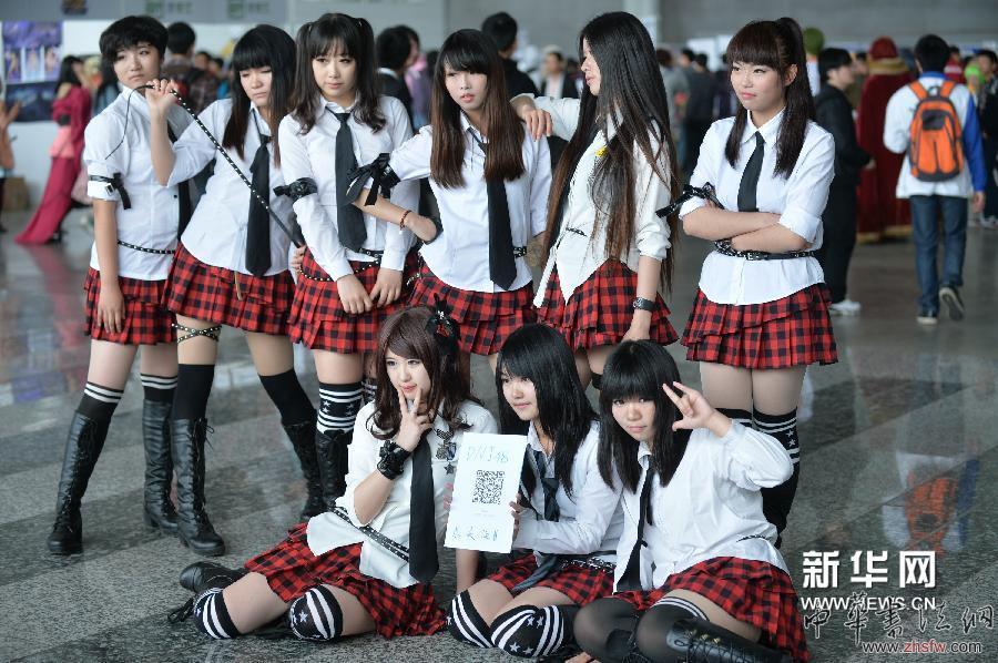 4月13日，Cosplay爱好者在展会上表演。
