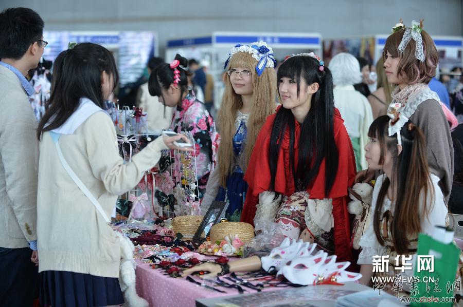 4月13日，动漫爱好者在展会上售卖动漫周边产品。