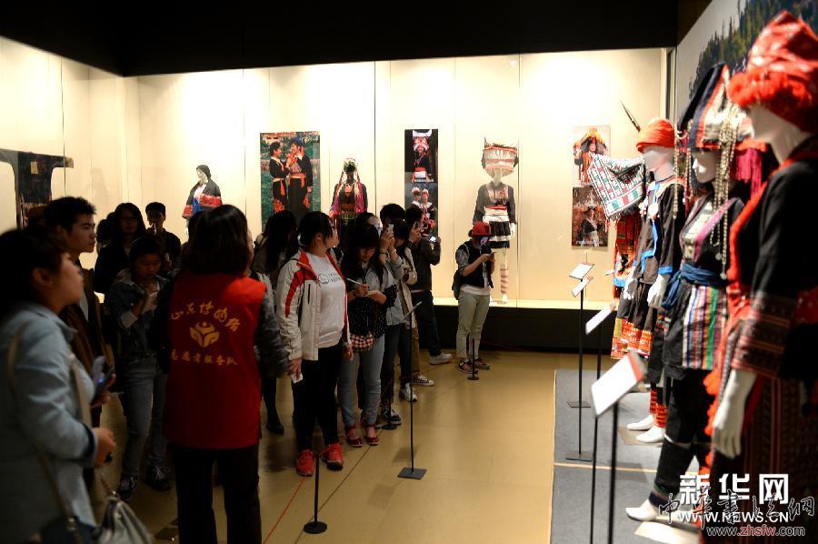 （新华网）（1） 中国瑶族服饰展亮相山东博物馆