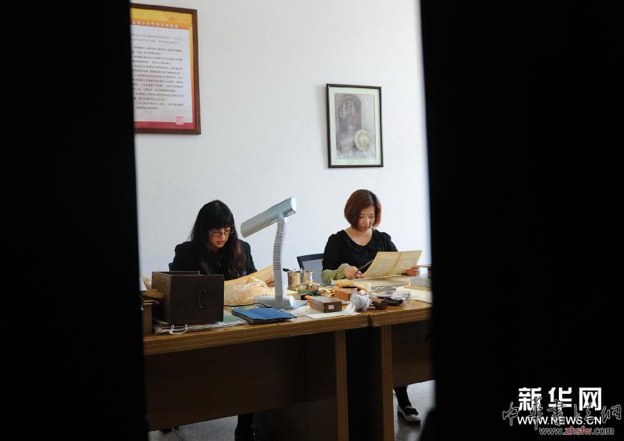 （走基层 听民声）（8）古籍“医生”让历史在纸上传承