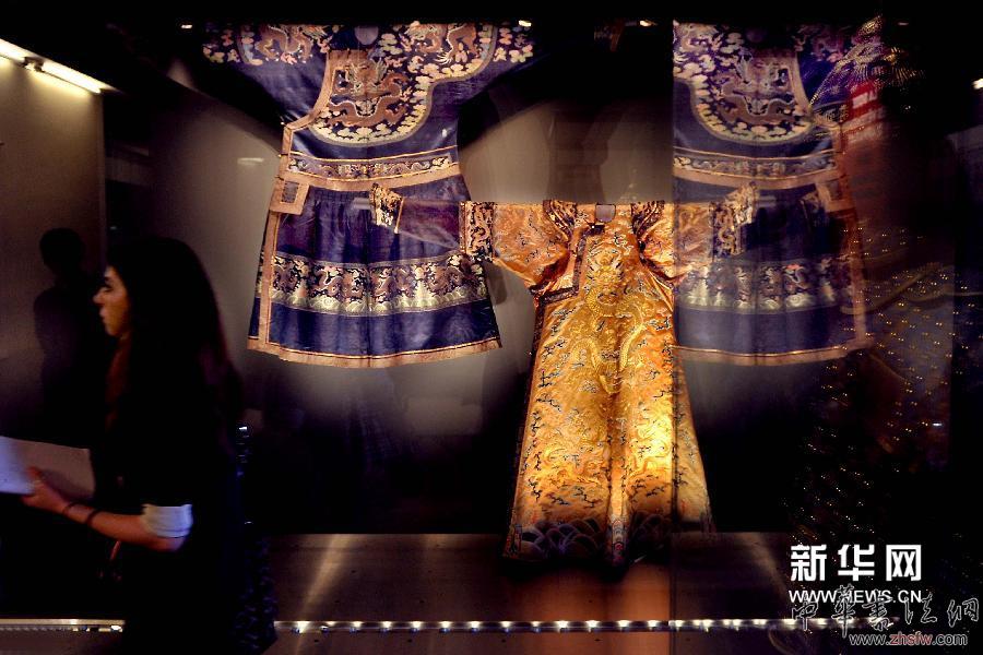 4月22日，在法国巴黎装饰艺术展览馆，观众在观看展品。