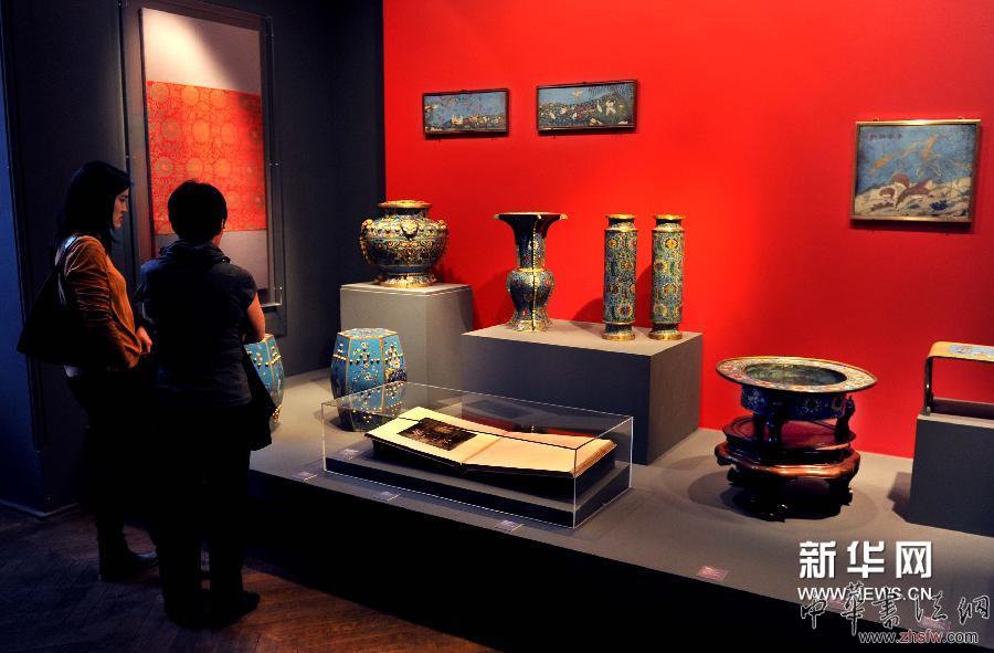 4月22日，在法国巴黎装饰艺术展览馆，观众在观看展品。
