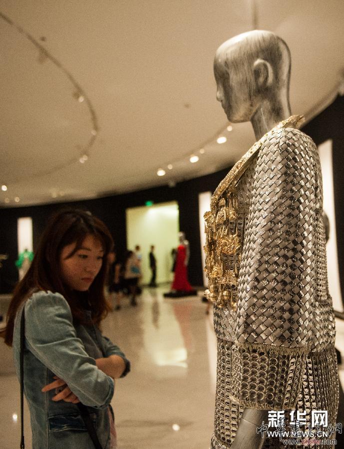 （文化）（6）《时代映像—中国时装艺术展》拉开巡展帷幕