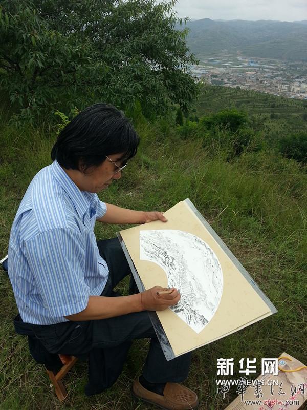 画家丁杰在甘肃通渭写生。