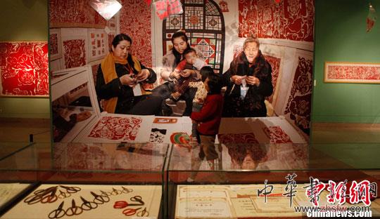 高凤莲三代剪纸艺术展亮相北京中国美术馆