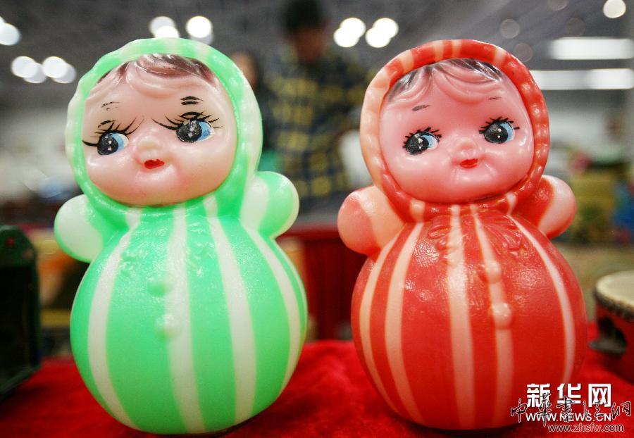5月10日在展览上拍摄的老式玩具娃娃。