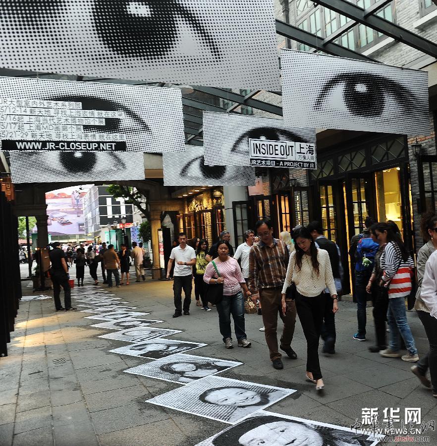 #（文化）（3）“万像人间”互动艺术展亮相上海 黑白人物肖像拼贴城市新表情