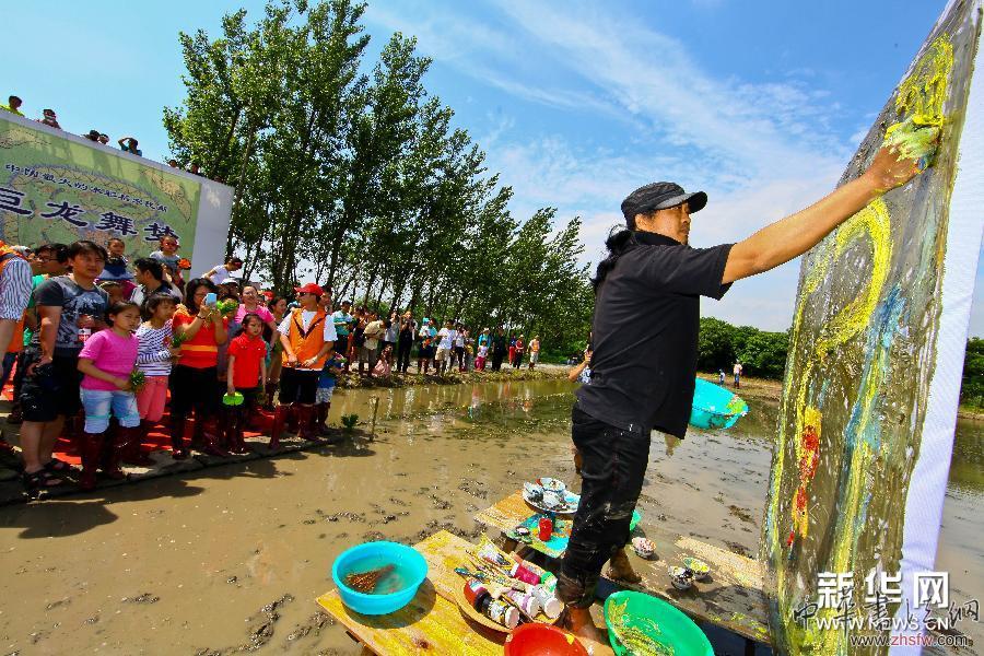 #（社会）（1）大地农民画《巨龙舞梦》正式种“彩龙”