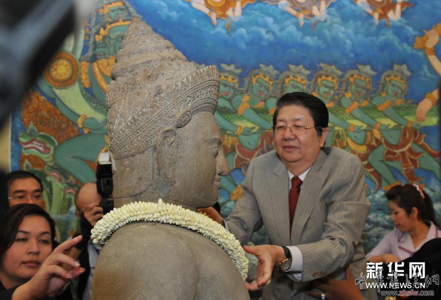 （国际）（3）柬埔寨举行仪式欢迎被掠夺石像文物回归