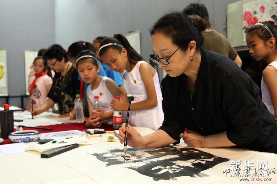 #（晚报）（2）北京小学生与书画艺术家同场挥毫泼墨