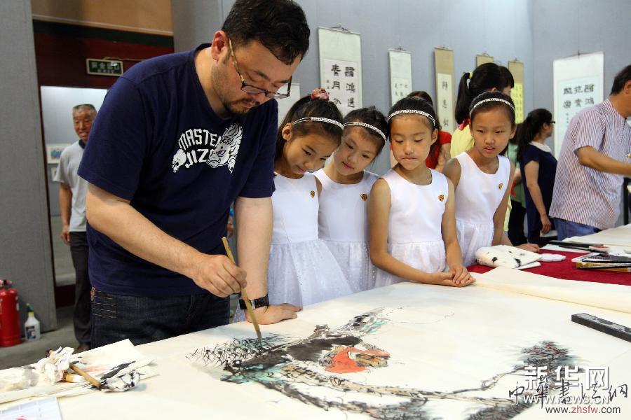 #（晚报）（3）北京小学生与书画艺术家同场挥毫泼墨